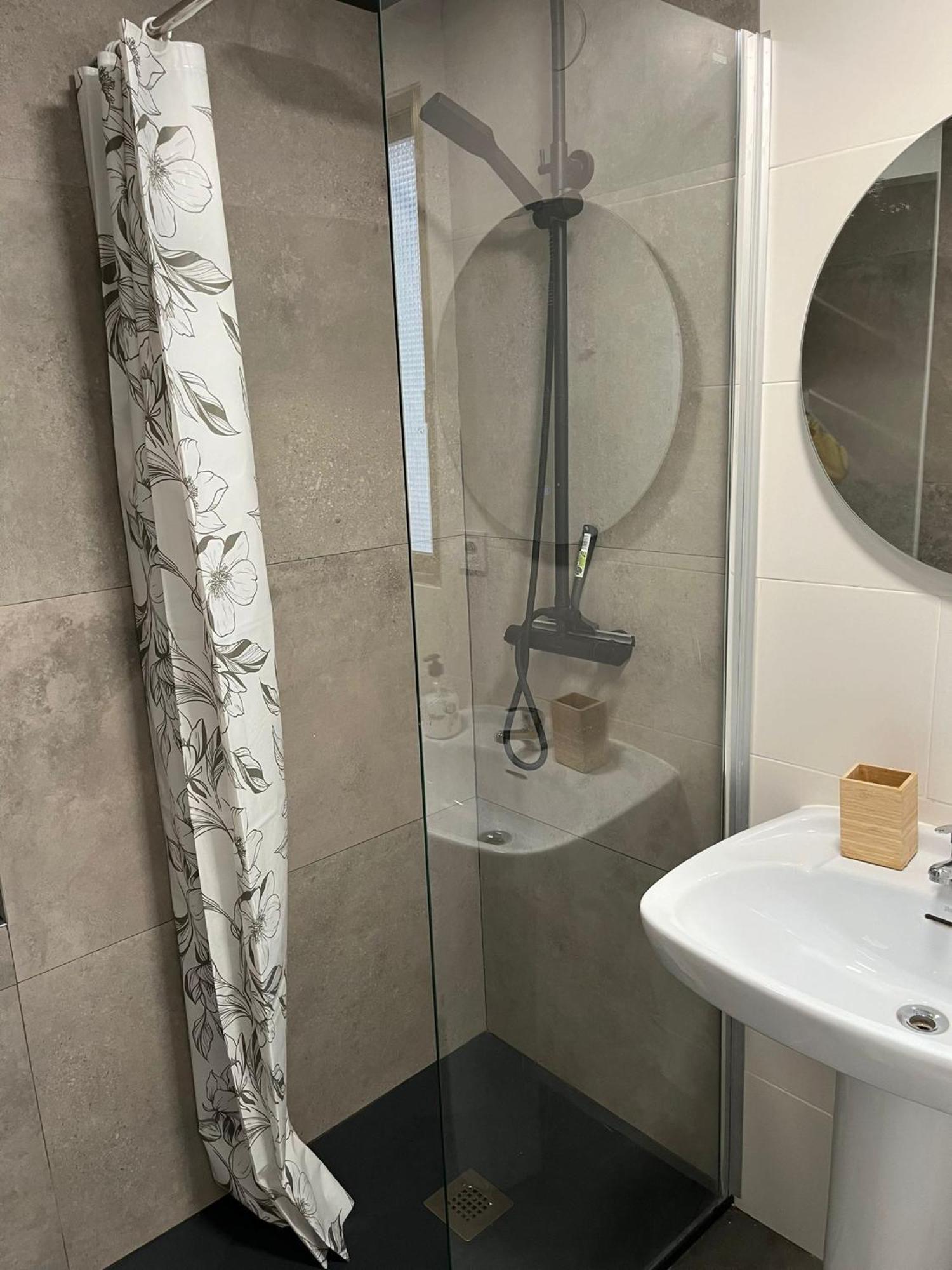 Centrally-Located, Spacious Flat At Historic Centre & Short Walk To Beach Alicante Zewnętrze zdjęcie