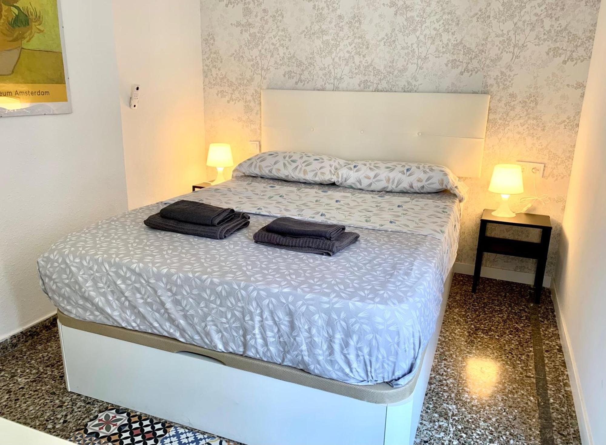 Centrally-Located, Spacious Flat At Historic Centre & Short Walk To Beach Alicante Zewnętrze zdjęcie