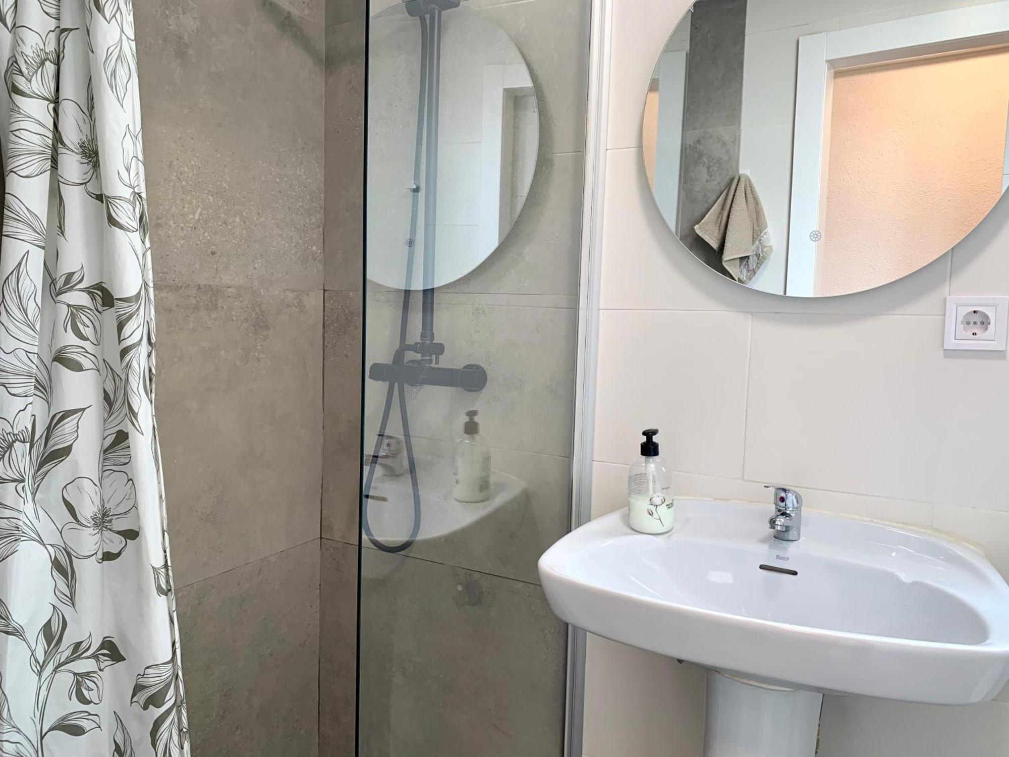 Centrally-Located, Spacious Flat At Historic Centre & Short Walk To Beach Alicante Zewnętrze zdjęcie
