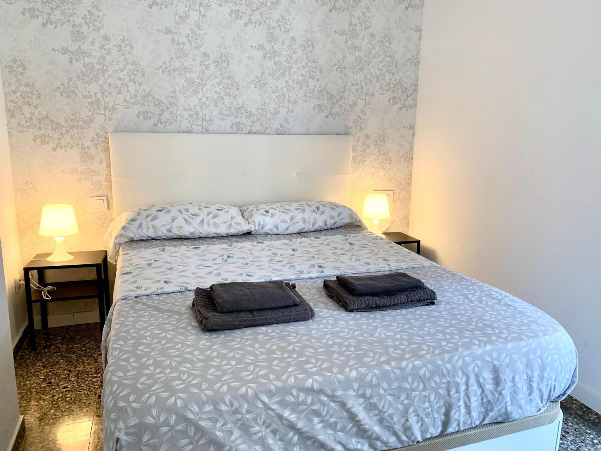 Centrally-Located, Spacious Flat At Historic Centre & Short Walk To Beach Alicante Zewnętrze zdjęcie
